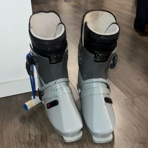 Skiing/snowboarding boots